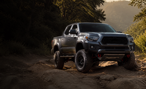 Comparacao entre uma picape com suspensao original e outra equipada com lift kit 1