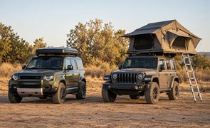 barraca de teto rigida aberta em picape 4x4 ao amanhecer na trilha